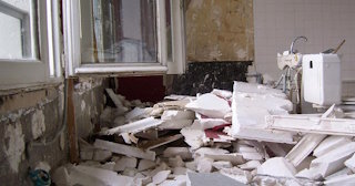 Демонтаж хрущевки в Анжеро-Судженске - удаление старых полов и стен по выгодной цене от 1773 рублей.